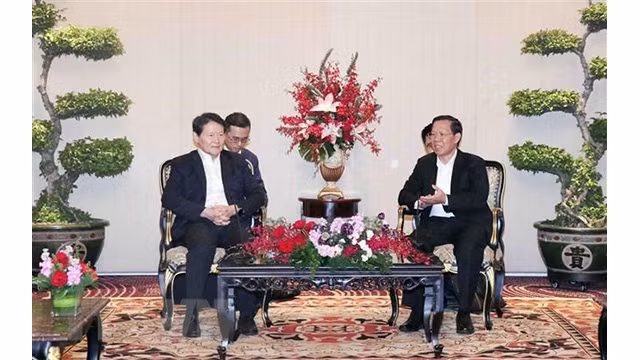 Le président du Comité populaire de Hô Chi Minh-Ville, Phan Van Mai (à droite) et le président de l’Association nationale chinoise pour la recherche sur l’édification du Parti de Chine, Ly Zhiyong (à gauche). Photo: VNA