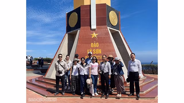 La délégation de la presse étrangère au mât de drapeau de Ly Son, situé sur le sommet de Thoi Loi, commune d’An Hai, district insulaire de Ly Son. Photo : baoquocte.vn