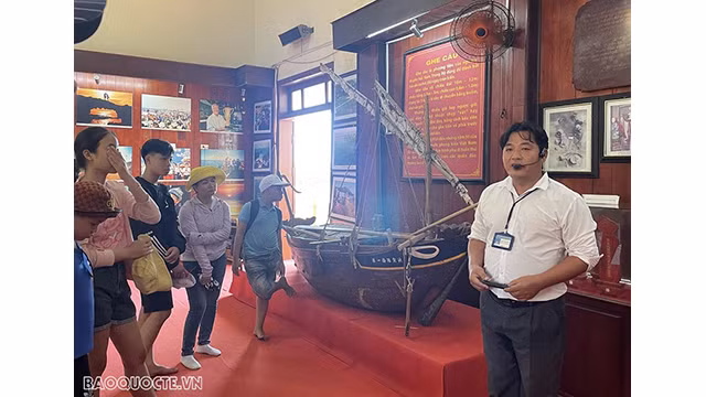 Les visiteurs à maison d’exposition du squelette du seigneur Baleine. Photo : baoquocte.vn
