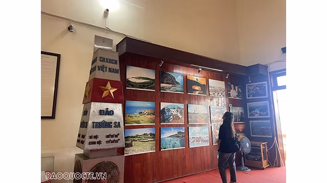 Des visiteurs à la maison d’exposition de la flotte maritime de Hoàng Sa. Photo : baoquocte.vn