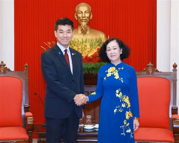 Truong Thi Mai, membre du Bureau Politique, Permanente du Secrétariat, cheffe de la Commission d'organisation du Comité central du Parti et présidente du Groupe des Parlementaires d'Amitié Vietnam-Japon et le Président du Parti démocrate constitutionnel du Japon (CDP) Izumi Kenta. Photo : VNA.