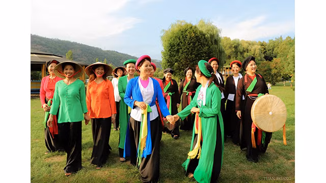 200 Vietnamiens de la province de Bac Ninh résidant en République tchèque ont participé au camp d'été. Photo : thoidai.com.vn