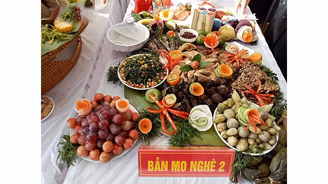 Dans le plateau de repas, la viande de canard et le gâteau « ít uôi », qui sont deux plats typiques de la fête du Têt des Thái blancs à Phù Yên. Photo : VOV. Dans le plateau de repas, la viande de canard et le gâteau « ít uôi », qui sont deux plats typiques de la fête du Têt des Thái blancs à Phù Yên. Photo : VOV.