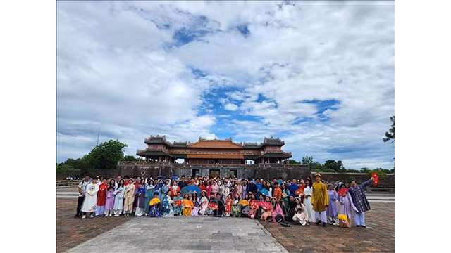 Les jeunes Vietnamiens résidant à l'étranger se rendent à Huê. Photo : VNA.