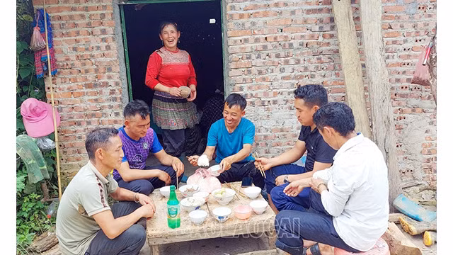 Même si le travail est dur, les moments de repos au plateau de riz apportent beaucoup de joie aux agriculteurs locaux. Photo : baolaocai.vn Même si le travail est dur, les moments de repos au plateau de riz apportent beaucoup de joie aux agriculteurs locaux. Photo : baolaocai.vn
