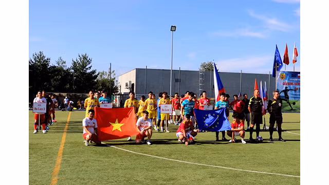 Les équipes participent au 2e tournoi de football des Vietnamiens en Europe. Photo : thoidai.com.vn