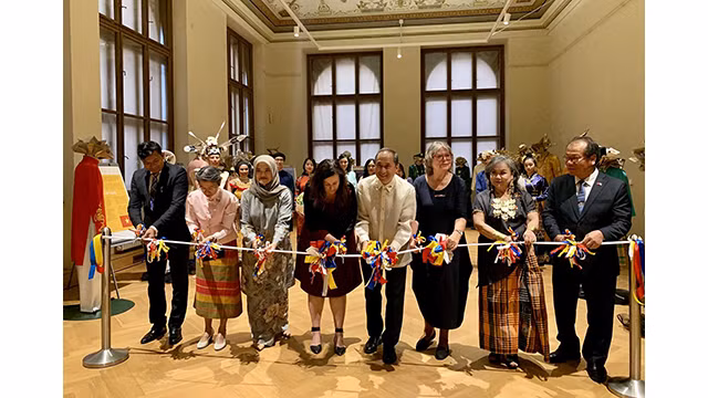 Les ambassadeurs coupent le ruban pour inaugurer l'exposition. Photo : baoquocte.vn