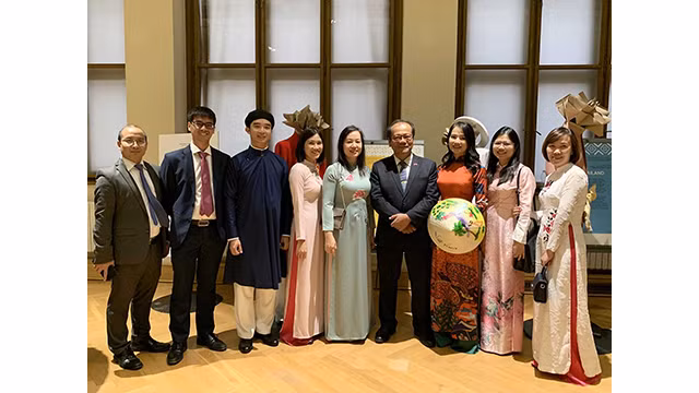 L'ambassadeur Thai Xuân Dung, vice-président du Comité de l'ASEAN (4e de droite à gauche) et la délégation vietnamienne lors de l'événement. Photo : baoquocte.vn