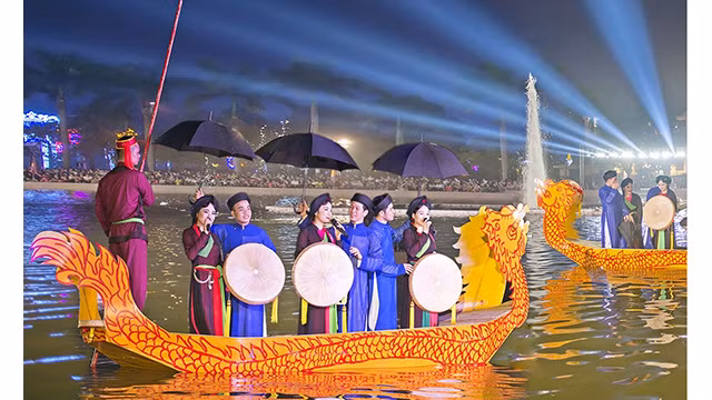 Un spectacle de chant « Quan họ » sur un bateau. Photo : VOV.