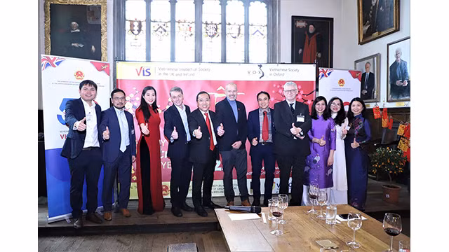 L'Association des intellectuels vietnamiens au Royaume-Uni et en Irlande a organisé des échanges académiques et célébré le Nouvel An lunaire 2023 à l'Université d'Oxford. Photo : Nguyên Xuân Huân.