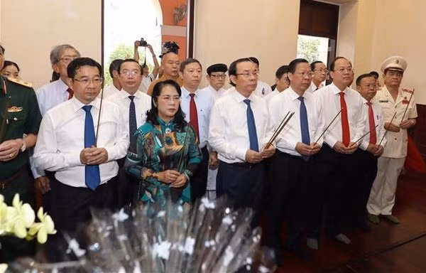 La délégation de dirigeants de Hô Chi Minh-Ville rendent hommage au Président Hô Chi Minh. Photo : VNA.