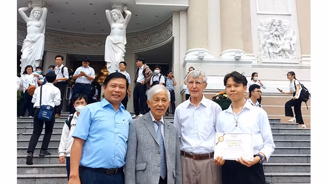 Le professeur Trân Thanh Vân (2e de gauche à droite), un Vietnamien résidant en France, et le professeur français Odon Vallet (3e de gauche à droite) et les boursiers. Photo : thoidai.com.vn Le professeur Trân Thanh Vân (2e de gauche à droite), un Vietnamien résidant en France, et le professeur français Odon Vallet (3e de gauche à droite) et les boursiers. Photo : thoidai.com.vn