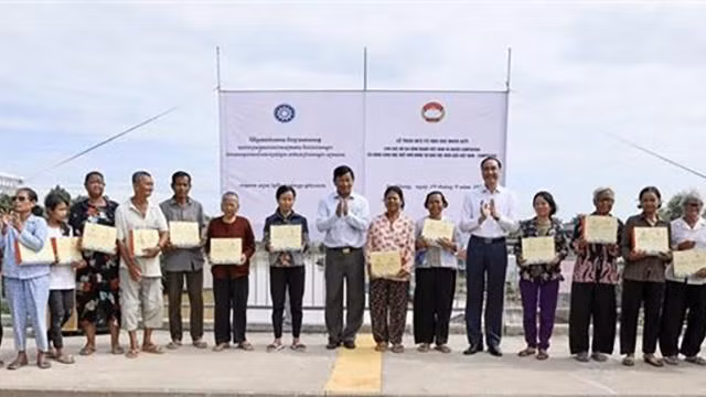 Remise des cadeaux à des familles cambodgiennes et vietnamiennes en situation de grande précarité. Photo: VNA