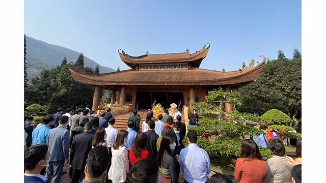Les visiteurs dans la Zone de sécurité ATK Dinh Hoa à Thai Nguyên. Photo : VOV.