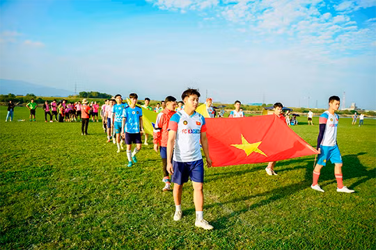 « Favija Kyushu Cup 2022 » a créé un terrain de jeu décent qui aide à connecter les Vietnamiens de la région de Kyushu au Japon. Photo : thoidai.com.vn