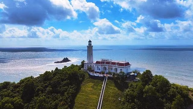 Depuis le phare de Vinh Thuc, les touristes peuvent entièrement la vaste mer du pays. Photo: CTV/NDEL Depuis le phare de Vinh Thuc, les touristes peuvent entièrement la vaste mer du pays. Photo: CTV/NDEL