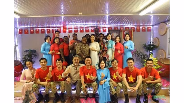 Les officiers vietnamiens déployés à la MINUSS organisent une cérémonie en l’honneur de la Fête nationale vietnamienne. Photo : VNA.