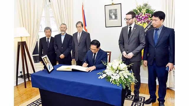 Le ministre des Affaires étrangères Bui Thanh Son se rend au Royaume-Uni pour assister aux funérailles de la reine Elizabeth II du Royaume-Uni. Photo: baoquocte.vn
