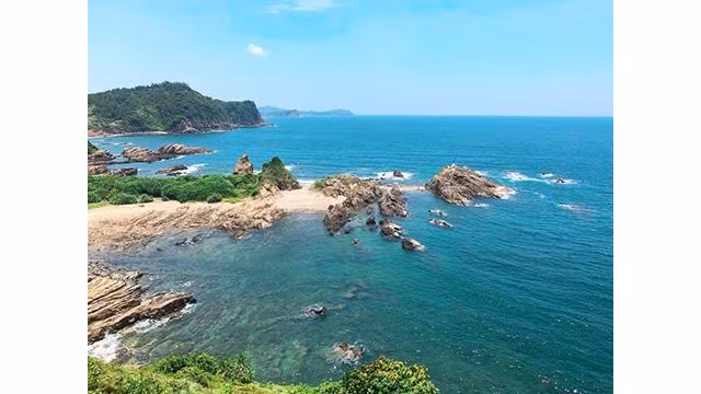 Cô Tô occupe non seulement une position particulièrement importante en termes de défense et de sécurité nationales, mais possède également un riche écosystème de flore et de faune, de magnifiques paysages naturels et de nombreuses caractéristiques culturelles uniques des gens de la mer. Photo: VNA