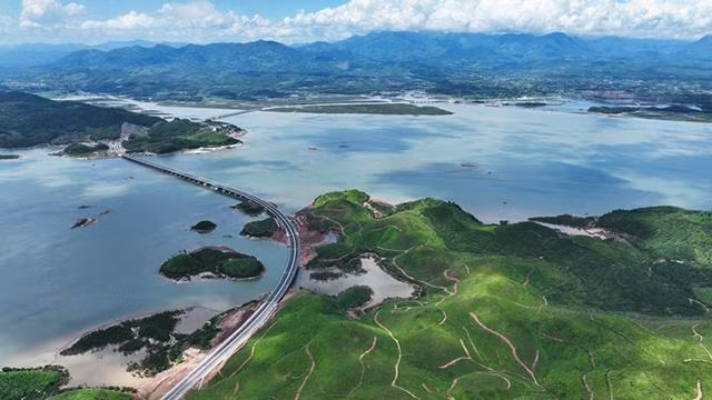 Après des heures à regarder la belle nature sur la « route de la soie », les visiteurs découvriront les destinations touristiques impressionnantes de Mong Cai. Photo: CTV/NDEL Après des heures à regarder la belle nature sur la « route de la soie », les visiteurs découvriront les destinations touristiques impressionnantes de Mong Cai. Photo: CTV/NDEL