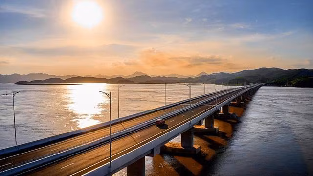 La beauté spectaculaire et poétique sur l'autoroute Vân Dôn - Mong Cai. Photo: CTV/NDEL La beauté spectaculaire et poétique sur l'autoroute Vân Dôn - Mong Cai. Photo: CTV/NDEL