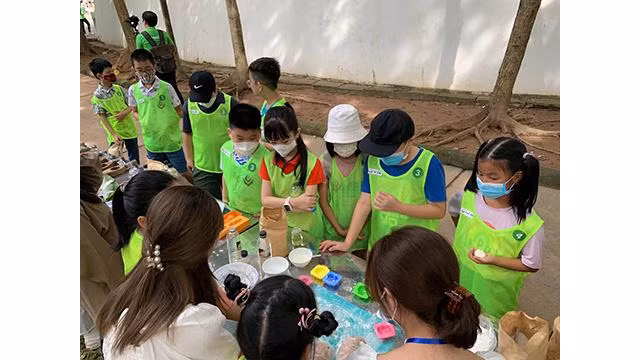 Ce programme permet aux enfants de faire eux-mêmes des jouets fokloriques. Photo : Linh Vi/NDEL. Ce programme permet aux enfants de faire eux-mêmes des jouets fokloriques. Photo : Linh Vi/NDEL.