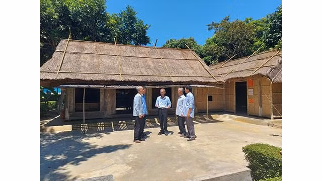 La zone commémorative de feu Secrétaire général du PCV Lê Hông Phong attire de nombreux visiteurs. Photo : NDEL.