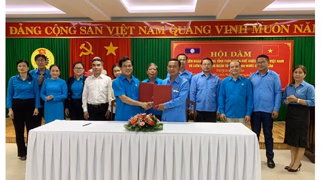 Signature d'un mémorandum de entre la province de Thua Thiên-Huê et la province lao Salavan. Photo : thuthienhue.gov.vn