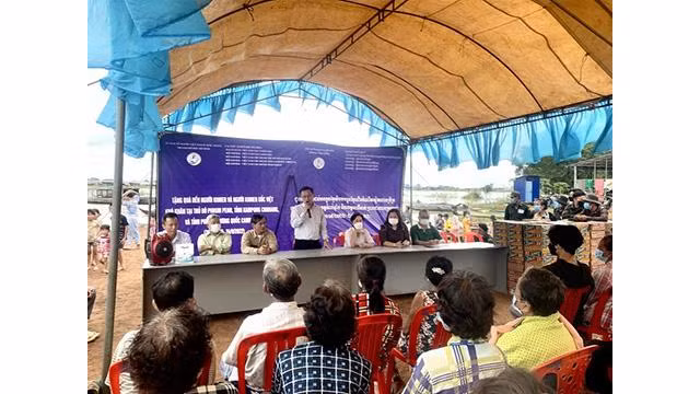 La vue général de la cérémonie de remise des cadeaux aux Vietnamiens d'outre-mer et aux Cambodgiens. Photo: thoidai.vn