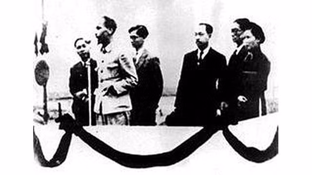 Le Président Hô Chi Minh sur le podium. Photo : Musée Hô Chi Minh. Le Président Hô Chi Minh sur le podium. Photo : Musée Hô Chi Minh.