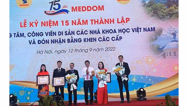 Le vice-ministre Hoàng Dao Cuong a remis des certificats de mérite aux personnes du Centre. Photo : NDEL.