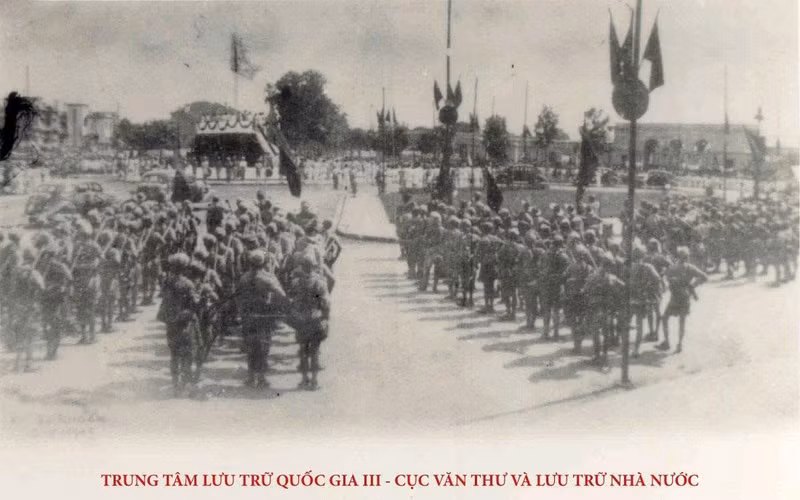 Célébration de la prise du Palais du Tonkin par le Viêt Minh, le 19 août 1945. Photo : Centre des Archives nationales III.