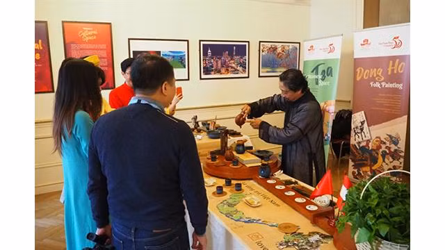 Les visiteurs à l'espace culturel du Vietnam. Photo: baovanhoa.vn