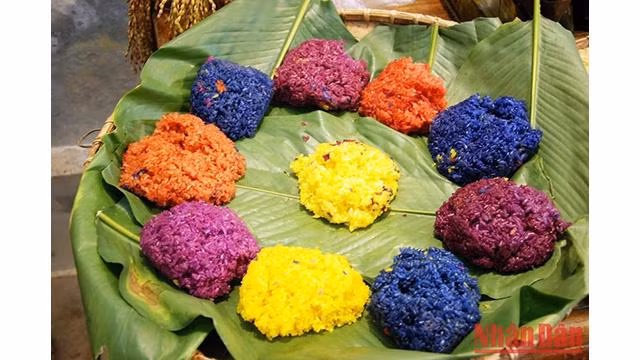 Le "xôi ngu sac" (riz gluant à cinq couleur) de Bac Hà. Photo : NDEL.