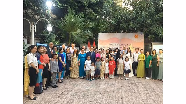 L'ambassadeur Nguyên Huy Dung et les représentants des Viêt kiêu en Égypte. Photo : VNA.