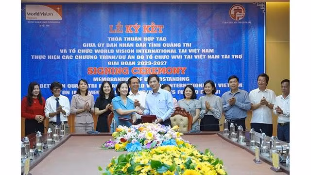 La cérémonie de singature d'un accord de coopération sur la mise en œuvre des programmes financés par WVI pour la période 2023-2027. Photo: thoidai.vn
