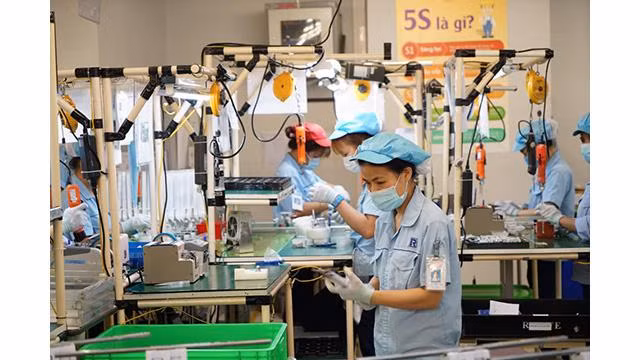Activités de production de la Sarl Rhythm Precision Vietnam dans la zone industrielle de Nôi Bai. Photo: kinhtedothi.vn