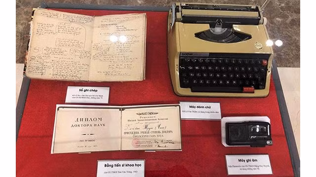 Des objets et documents des scientifiques sont exposés lors de la cérémonie. Photo : NDE.L