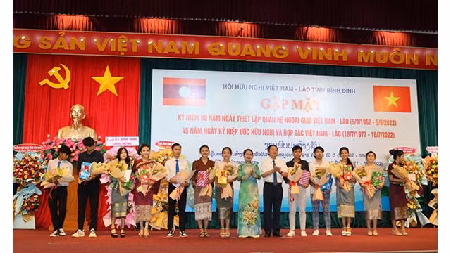 La remise des bourses d'études aux étudiants laos lors de la rencontre. Photo: binhdinh.gov.vn