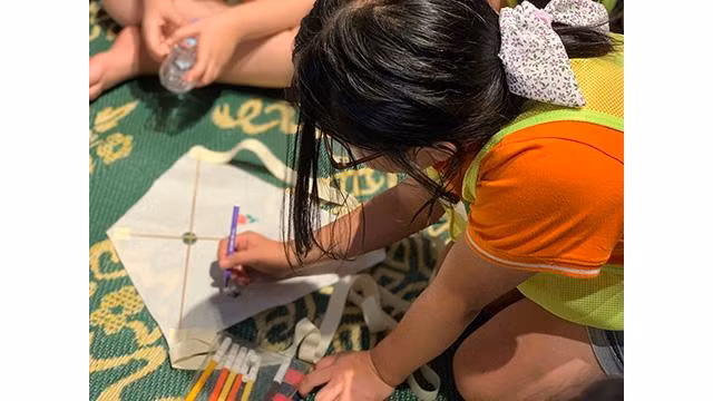 Ce programme permet aux enfants de faire eux-mêmes des jouets fokloriques. Photo : Linh Vi/NDEL. Ce programme permet aux enfants de faire eux-mêmes des jouets fokloriques. Photo : Linh Vi/NDEL.