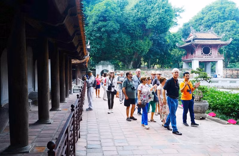 Les visiteurs étrangers au temple de la Littérature à Hanoï. Photo : hanoimoi