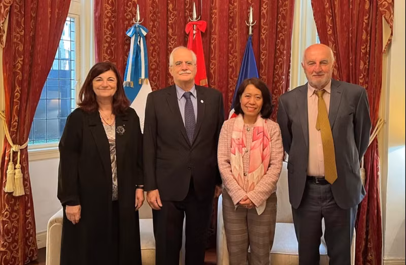 L'ambassadrice du Vietnam en Argentine, Ngô Minh Nguyêt, rencontre Jorge Taiana, chef du département des relations internationales du Parti justicialiste (PJ), ancien ministre argentin de la Défense et des Affaires étrangères. Photo : VNA.