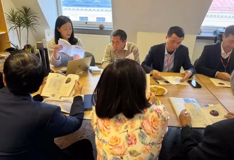 Lors de la séance de travail entre le Service commercial du Vietnam en Suède et la délégation du VCCI. Photo: Service commercial du Vietnam en Suède