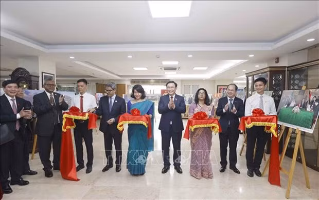 Le Président de l’Assemblée nationale du Vietnam, Vuong Dinh Huê, inaugure l’exposition de photos sur les 50 ans de relations diplomatiques entre le Vietnam et le Bangladesh. Photo : VNA.