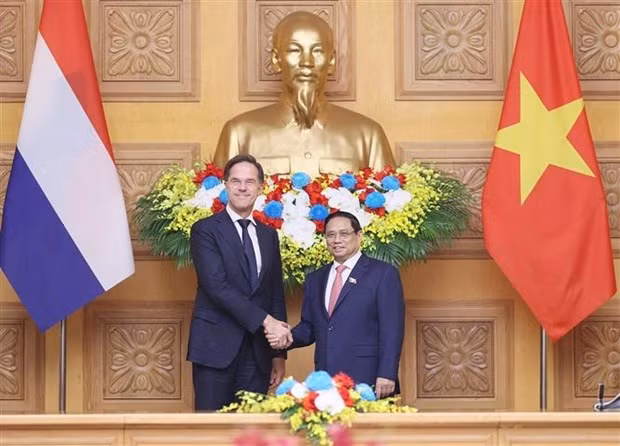 Le Premier ministre Pham Minh Chinh (à droite) et son homologue néerlandais Mark Rutte. Photo : VNA.