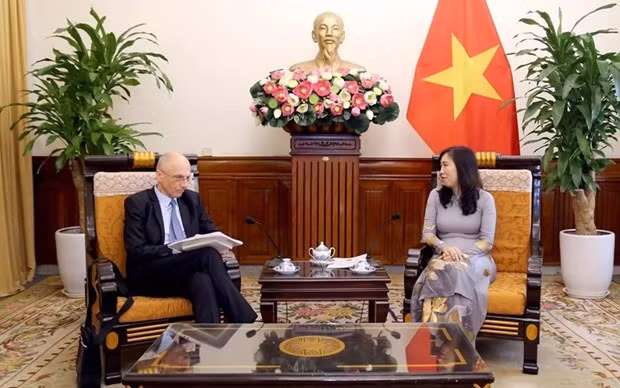 La vice-ministre des Affaires étrangères, Lê Thi Thu Hang, reçoit à Hanoï l'ambassadeur de Croatie en Malaisie chargé du Vietnam, Ivan Velimir Starcevic. Photo : ministère vietnamien des AE.