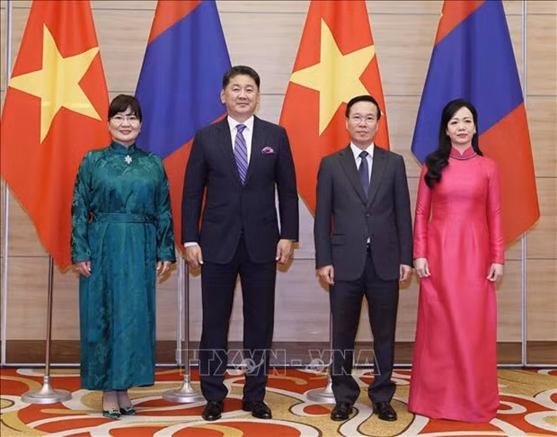Le Président Vo Van Thuong (2e à droite), son épouse et son homologue mongol Ukhnaagiin Khurelsukh et son épouse à Hanoï. Photo : VNA.