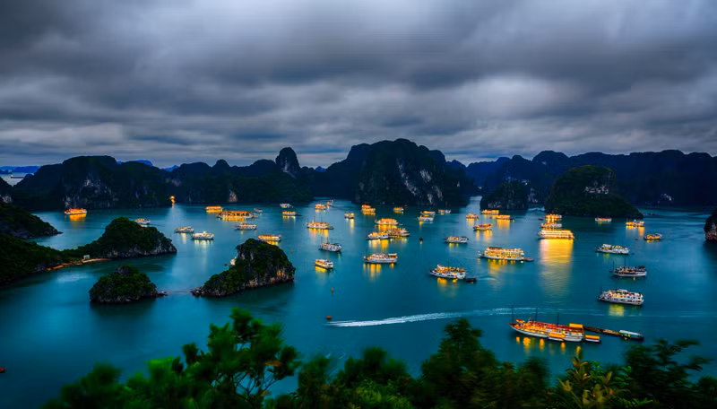 Photo de Ha Long lors de l'exposition. Photo: NDEL