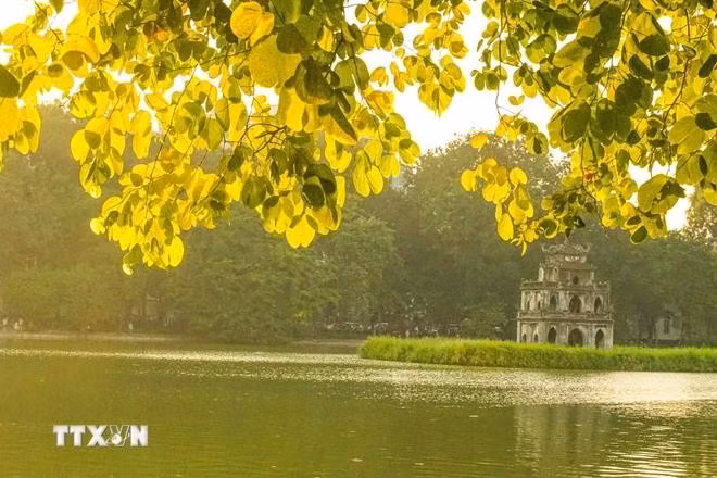 Le lac de l'Epée restituée (Hoan Kiem), Hanoï, en automne. Photo : VNA.
