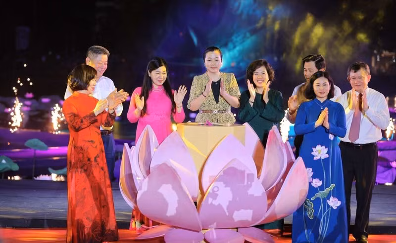 Ouverture de la Fête du lotus de Hanoi, dans la soirée du 12 juillet. Photo : VNA.